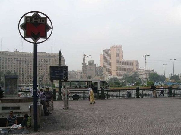 エジプト・カイロ「2010年 エジプト　（アラブの春まで半年）首都カイロから長距離バスでアカバ湾の港町へ」の写真：革命前のタハリール広場とサダットメトロ駅