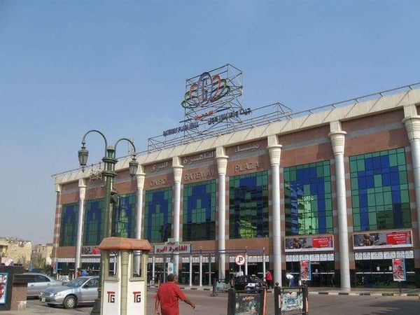 エジプト・カイロ「2010年 エジプト　（アラブの春まで半年）首都カイロから長距離バスでアカバ湾の港町へ」の写真：長距離バスターミナル
ヌエイバ行きのバス...