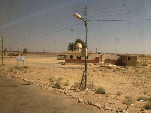 エジプト・カイロ「2010年 エジプト　（アラブの春まで半年）首都カイロから長距離バスでアカバ湾の港町へ」の写真：シナイ半島で途中休憩