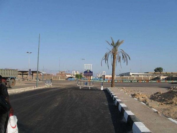 エジプト・カイロ「2010年 エジプト　（アラブの春まで半年）首都カイロから長距離バスでアカバ湾の港町へ」の写真：港町ヌエイバ到着。
こんなところで降ろさ...
