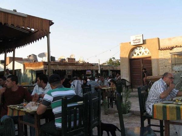 エジプト・カイロ「2010年 エジプト　（アラブの春まで半年）首都カイロから長距離バスでアカバ湾の港町へ」の写真：港の食堂