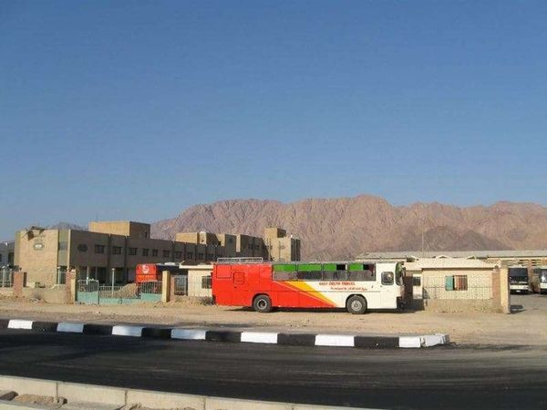 エジプト・カイロ「2010年 エジプト　（アラブの春まで半年）首都カイロから長距離バスでアカバ湾の港町へ」の写真