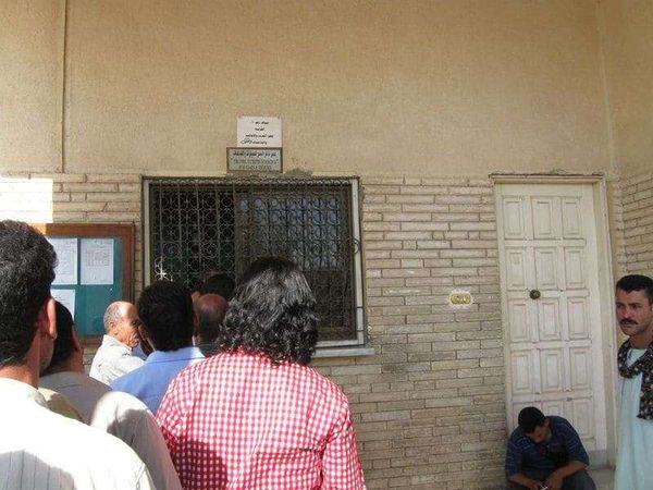 エジプト・カイロ「2010年 エジプト　（アラブの春まで半年）首都カイロから長距離バスでアカバ湾の港町へ」の写真：船のチケット売場。
オープン時間不明。凄...