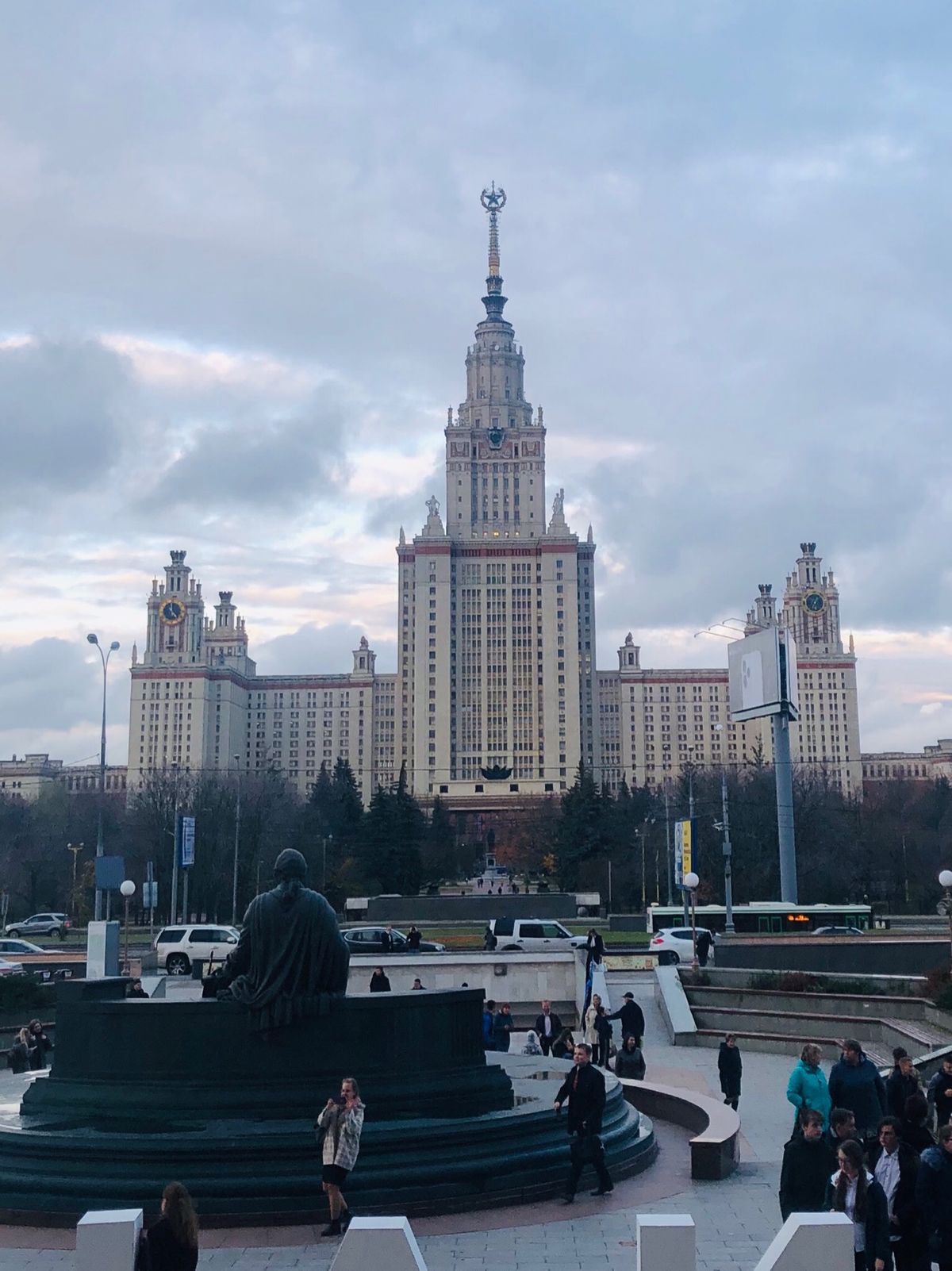 初雪が降った。赤の広場はごった返していた。