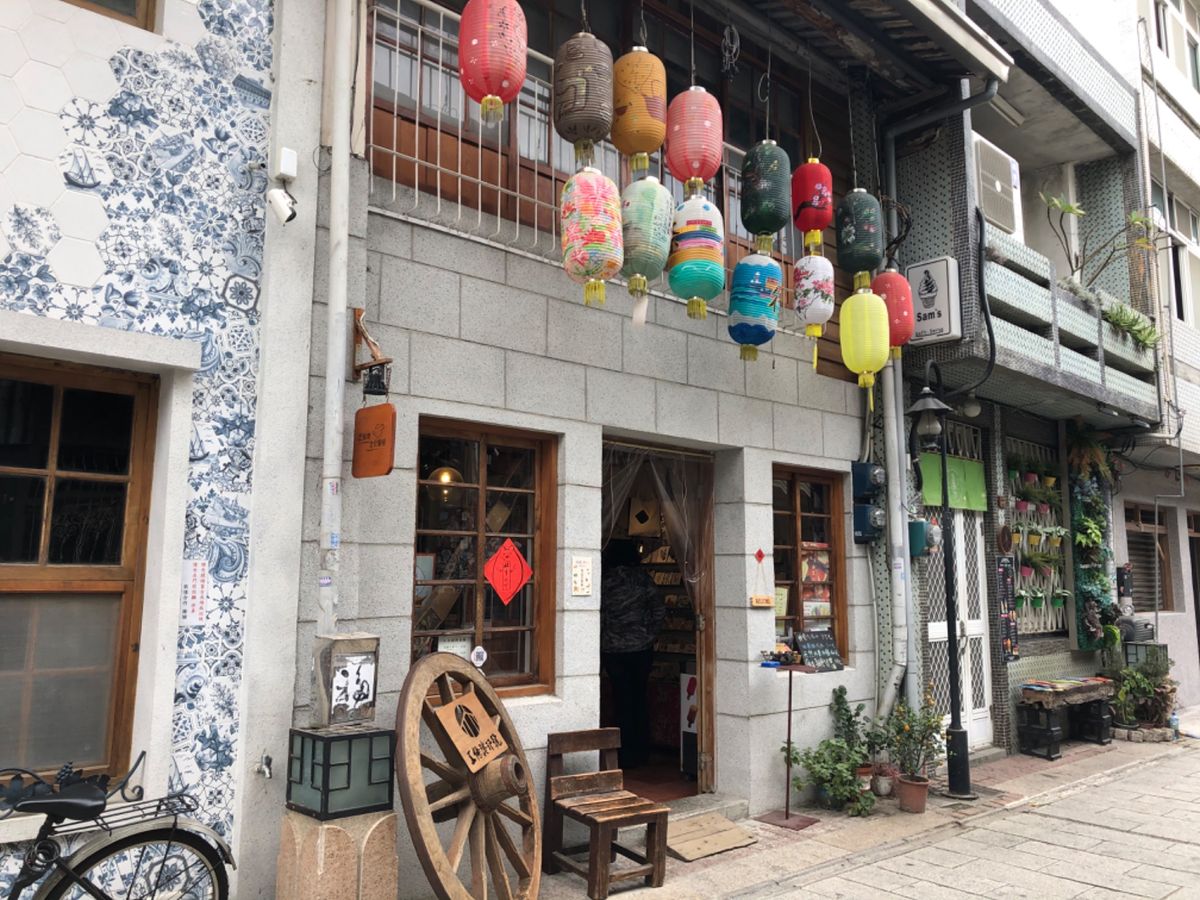 台南に行った時、「神農街」って短いストリートに行きました。
レトロな雰囲気...