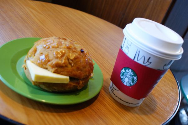 香港・香港「2017年香港」の写真：朝食はスタバで香港限定パイナップルパン。...