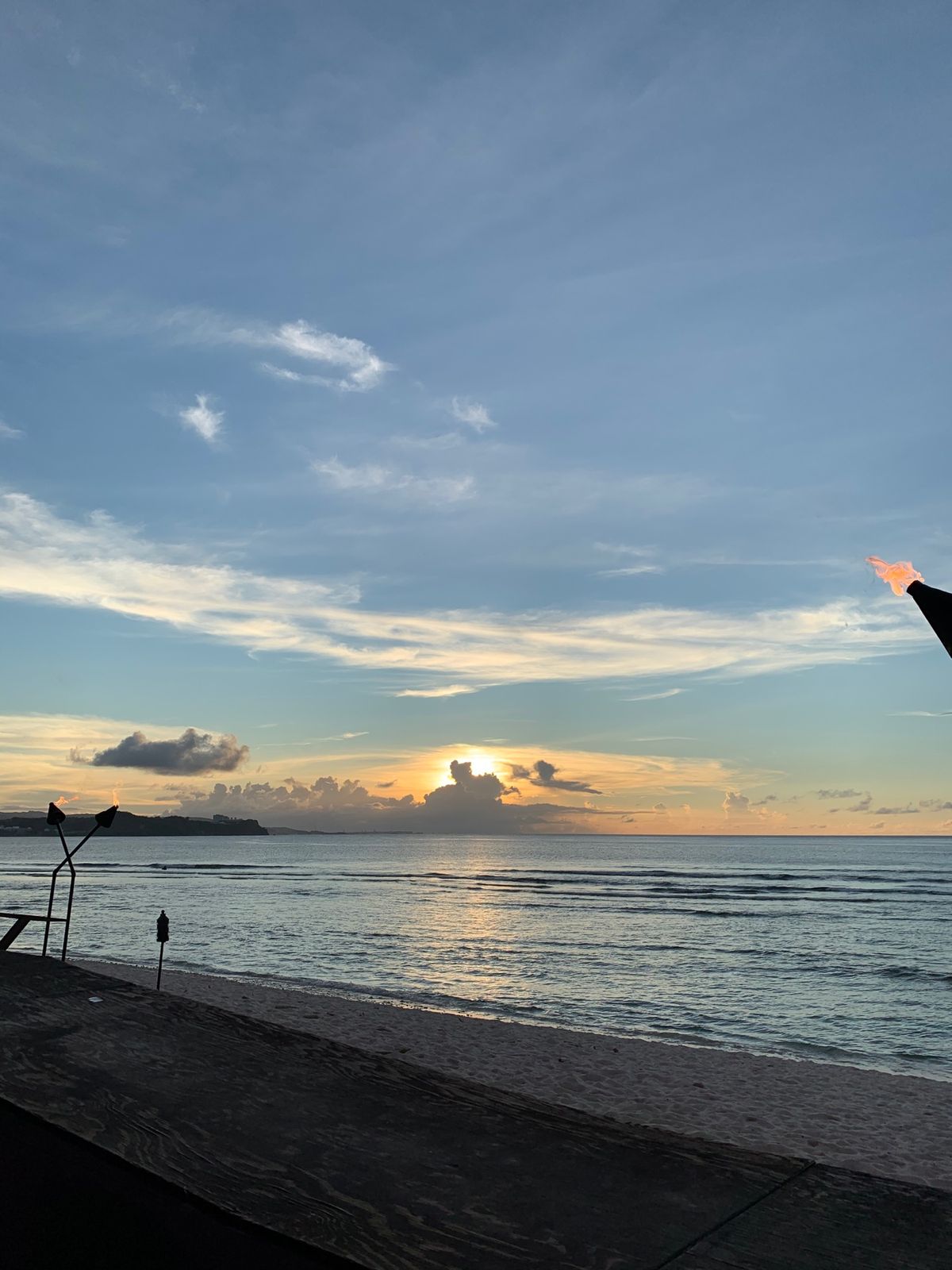 3日目のサンセットはBBQディナー会場🍖から。ちょうど雲に隠れてしまってキ...