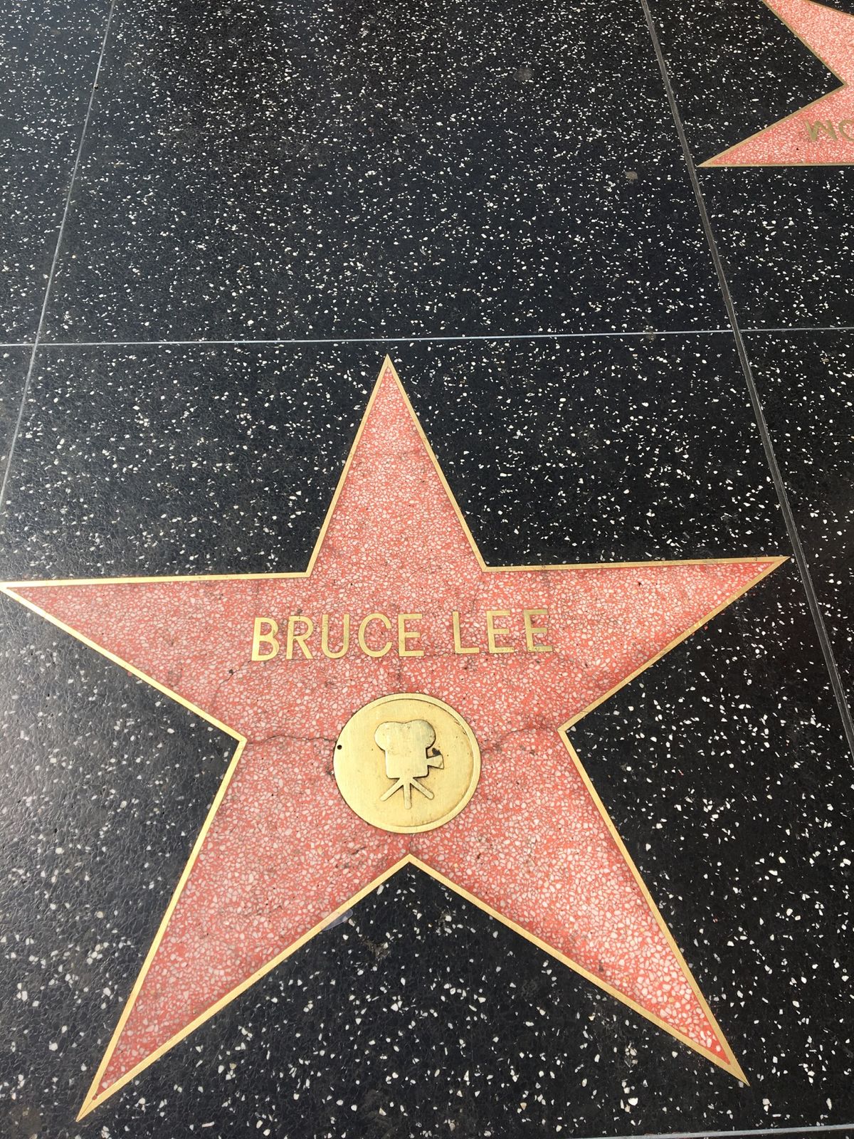 DAY2
HOLLY WOOD

PINK'Sのホットドックを食べて気分良...