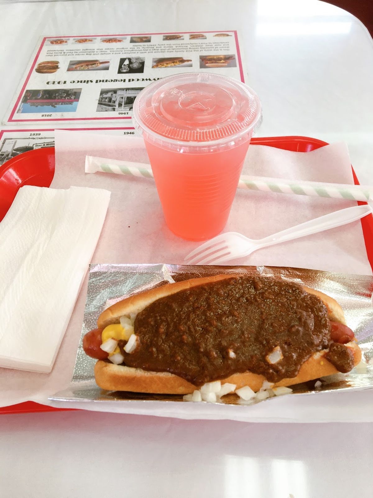 DAY2
HOLLY WOOD

PINK'Sのホットドックを食べて気分良...