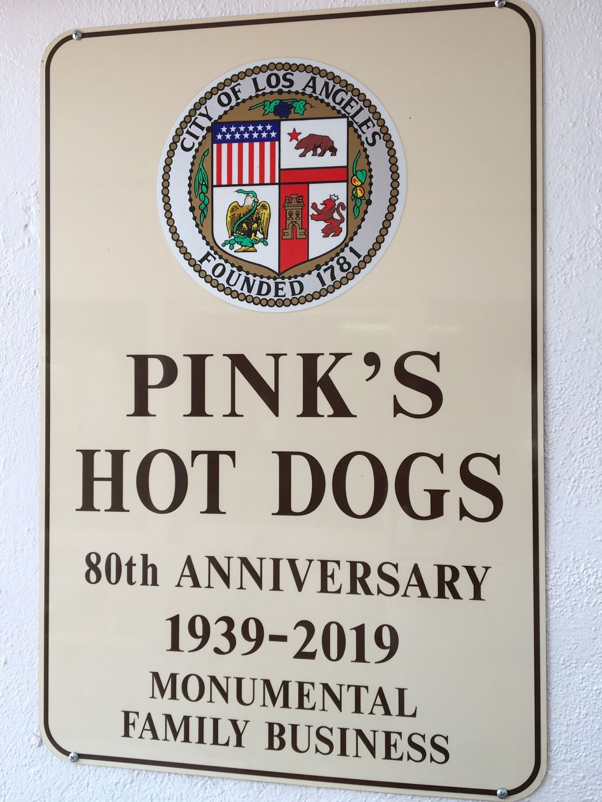 DAY2
HOLLY WOOD

PINK'Sのホットドックを食べて気分良...