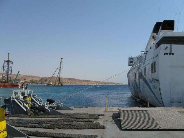 ヨルダン・アンマン「2010年 ヨルダン　エジプトより船で入国　アカバから首都アンマン滞在」の写真：エジプト　ヌエイバからのフェリーはアカバに入港