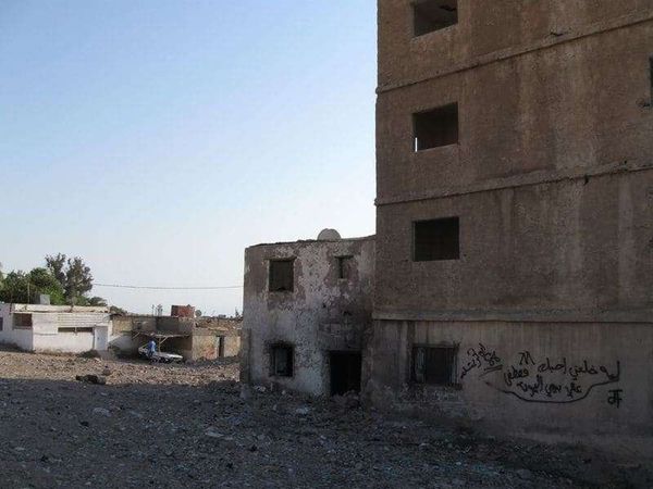 ヨルダン・アンマン「2010年 ヨルダン　エジプトより船で入国　アカバから首都アンマン滞在」の写真：難民キャンプとパレスチナの旗