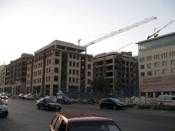 ヨルダン・アンマン「2010年 ヨルダン　エジプトより船で入国　アカバから首都アンマン滞在」の写真：大建設中のオフィス街