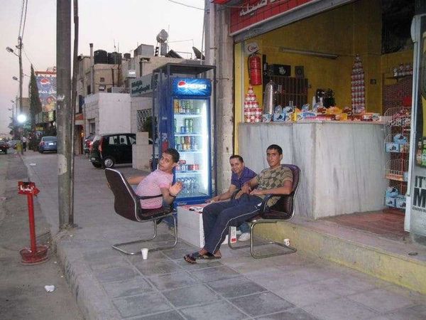 ヨルダン・アンマン「2010年 ヨルダン　エジプトより船で入国　アカバから首都アンマン滞在」の写真：気さくな住人