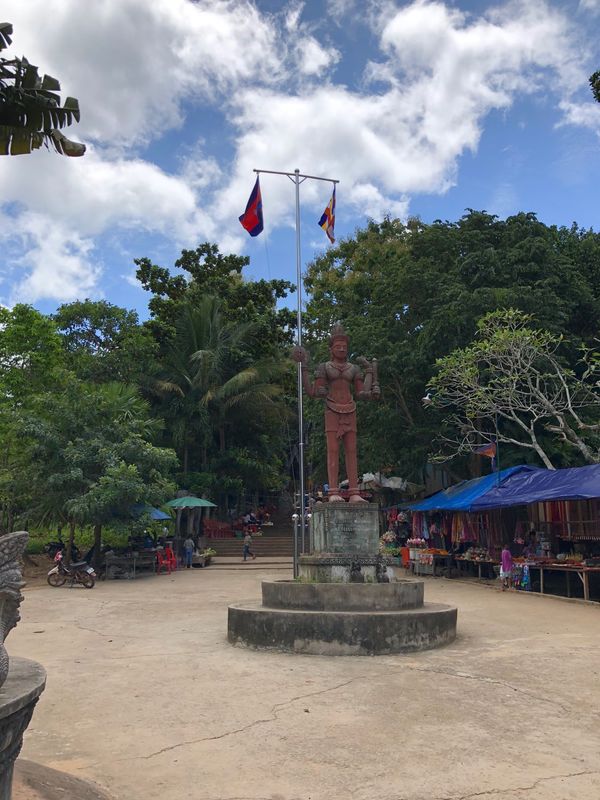 カンボジア・シェムリアップ「再会」の写真