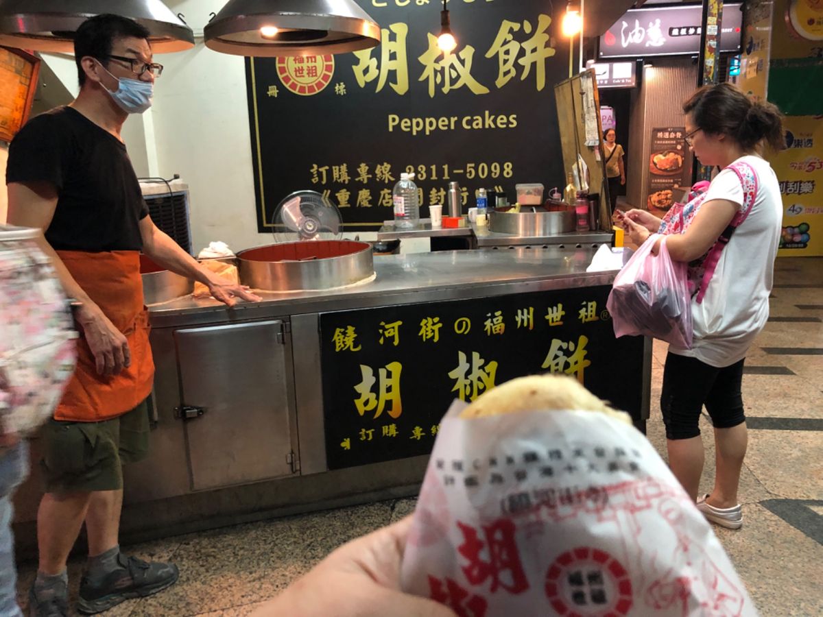 胡椒餅は大好物なので見つけたら食らいつく。寧夏夜市の方家の鶏肉飯もサイコーです。