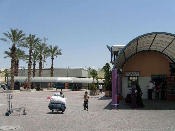 イスラエル・エルサレム「2010年 イスラエル　エルサレム　ベツレヘム分離壁」の写真：国境のチェックポイント
写真を撮ったらか...