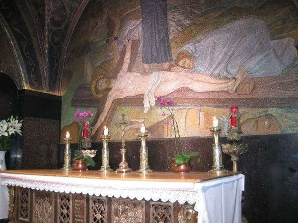 イスラエル・エルサレム「2010年 イスラエル　エルサレム　ベツレヘム分離壁」の写真：聖墳墓教会内部
ここでキリストが死んだとされる