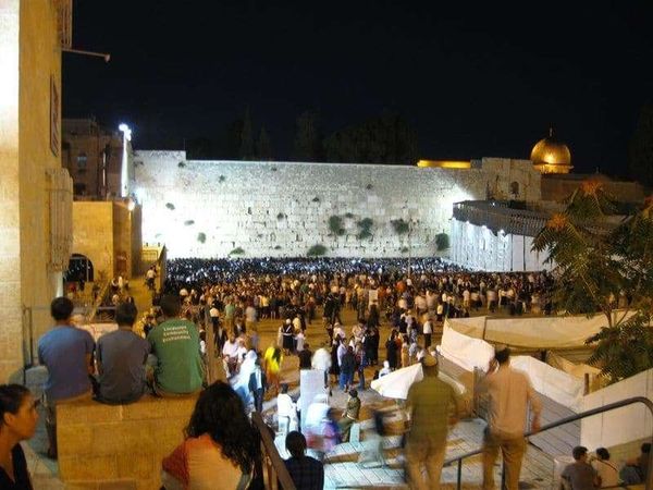 イスラエル・エルサレム「2010年 イスラエル　エルサレム　ベツレヘム分離壁」の写真：夜の嘆きの壁と大勢のユダヤ教徒