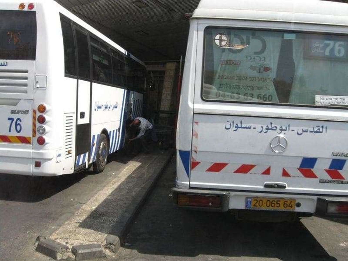 東エルサレムのパレスチナ西海岸方面行きバス