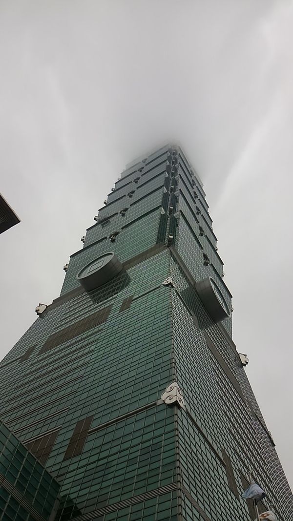 台湾・台北「台北旅行🇹🇼」の写真：台北101
雲まで貫く高さ！
ただただ、...