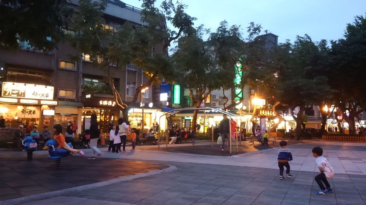 台北101
雲まで貫く高さ！
ただただ、圧巻！
台北地下街は思ってたのと少...