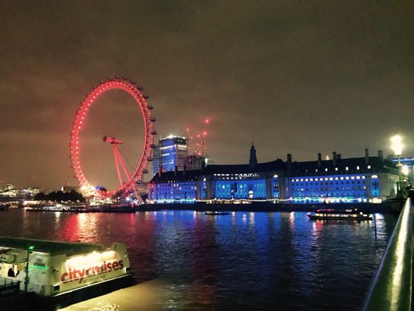 イギリス(英国)・ロンドン、リバプール「ロック聖地巡礼」の写真:夜のビッグベン周辺。
しかし…修復中。