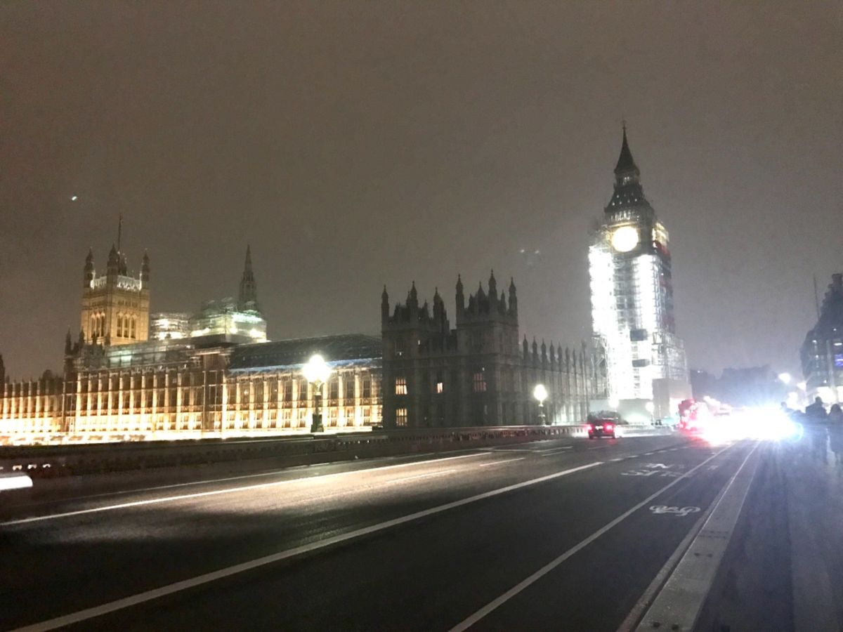 夜のビッグベン周辺。
しかし…修復中。