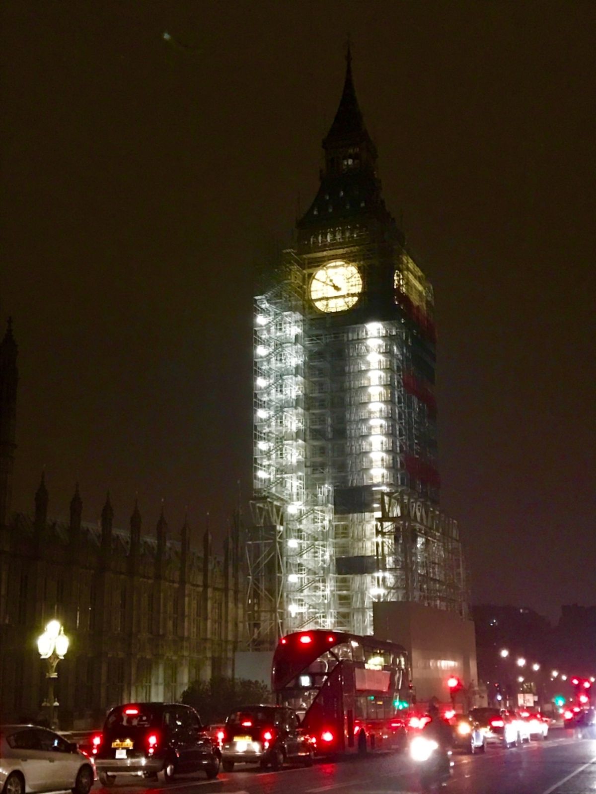夜のビッグベン周辺。
しかし…修復中。