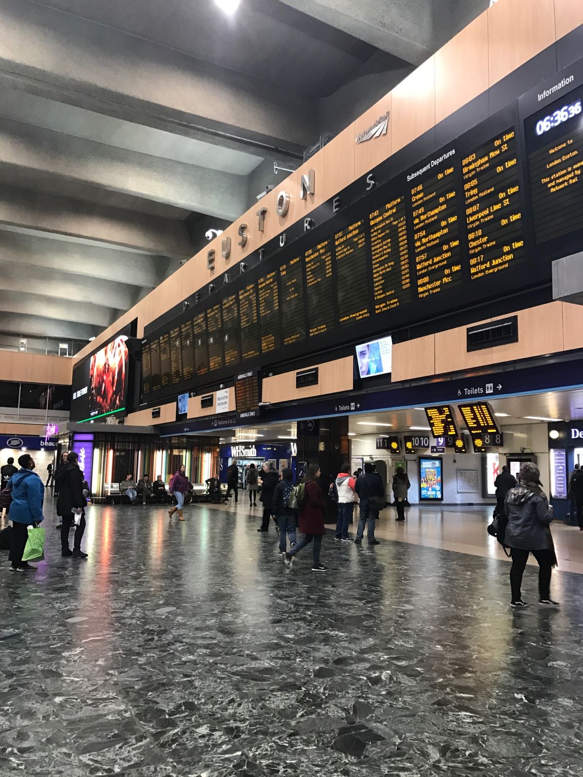 早朝のユーストン駅から高速列車に乗ってリバプールへ！