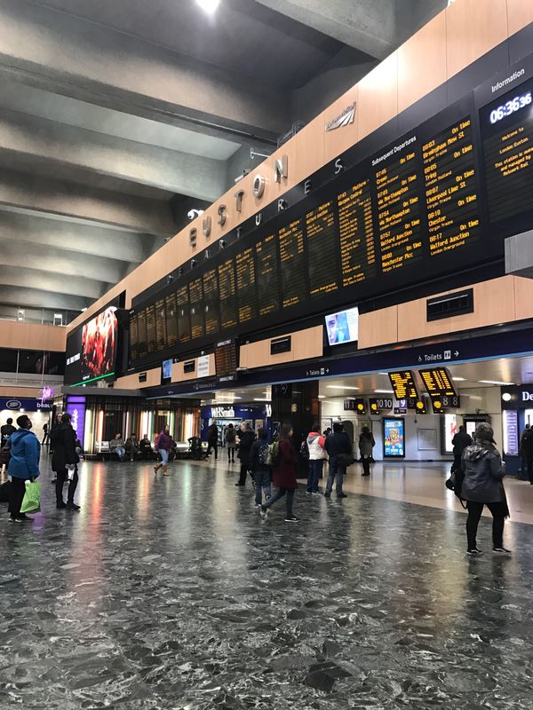 イギリス(英国)・ロンドン、リバプール「ロック聖地巡礼」の写真:早朝のユーストン駅から高速列車に乗ってリ...