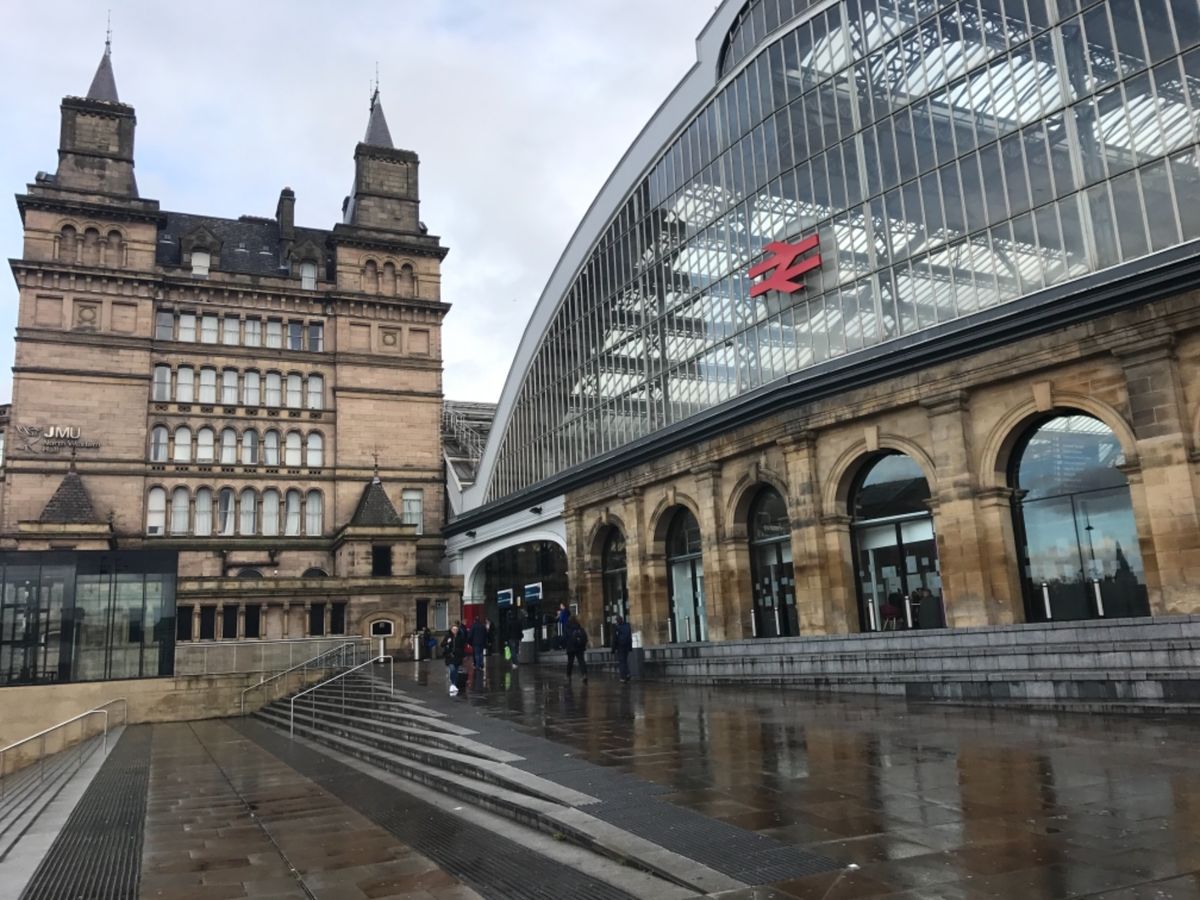 早朝のユーストン駅から高速列車に乗ってリバプールへ！