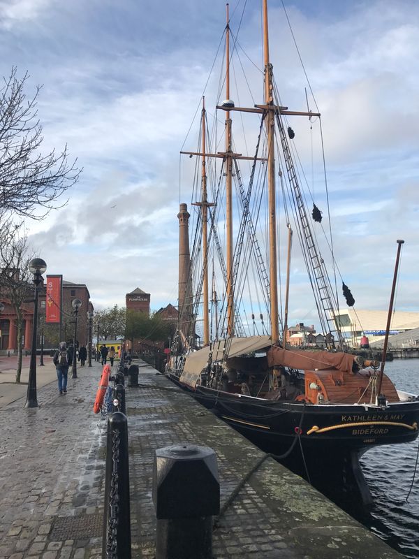 イギリス(英国)・ロンドン、リバプール「ロック聖地巡礼」の写真:リバプールは港町。
ピアヘッドや倉庫群...