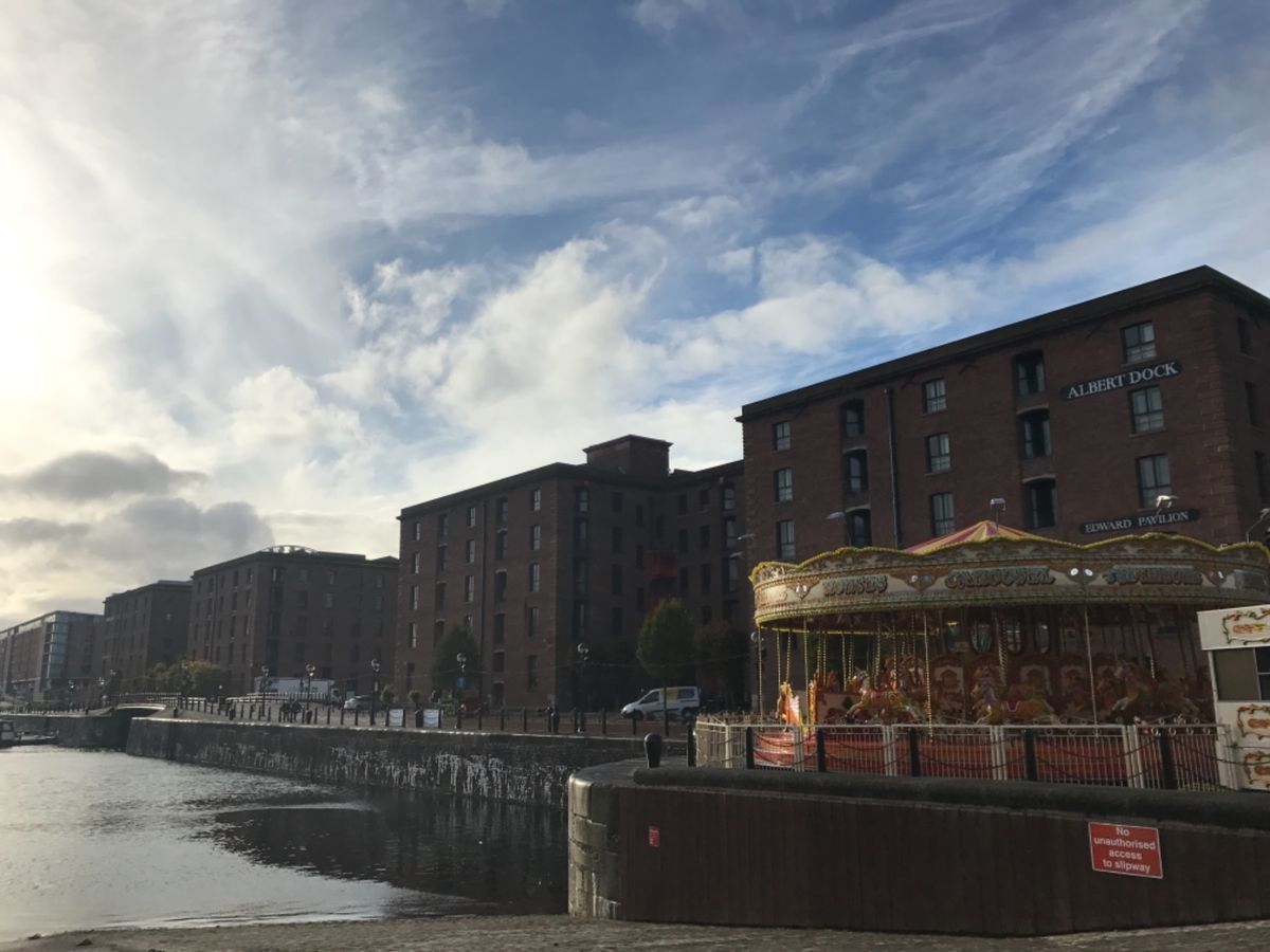 リバプールは港町。
ピアヘッドや倉庫群は世界遺産らしい。
可愛い車両が...