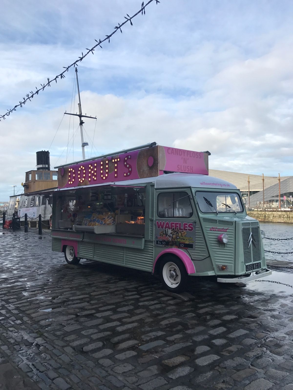 リバプールは港町。
ピアヘッドや倉庫群は世界遺産らしい。
可愛い車両が...