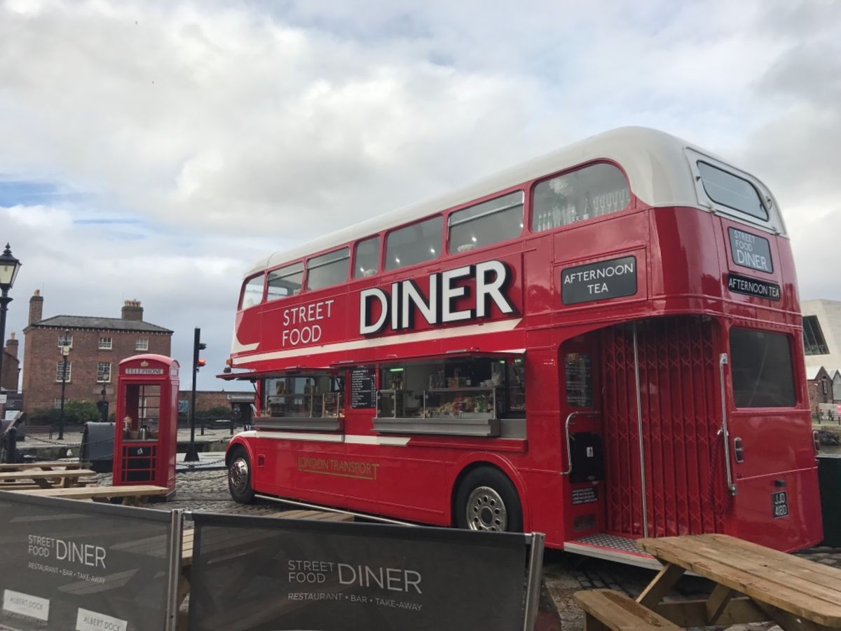 リバプールは港町。
ピアヘッドや倉庫群は世界遺産らしい。
可愛い車両が...