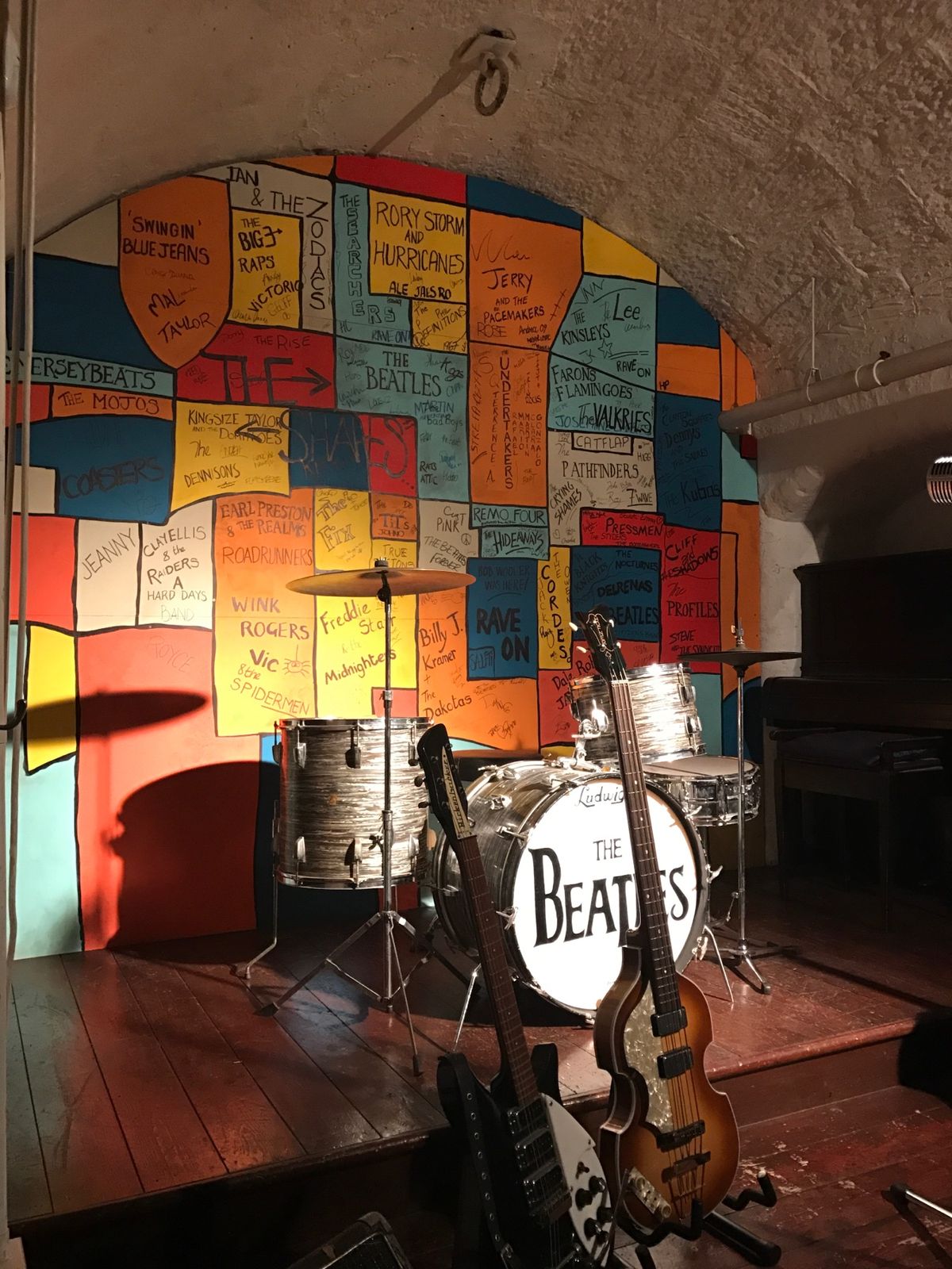 「マジカルミステリーツアー」に参加。
「ビートルズストーリー」観覧付き。...