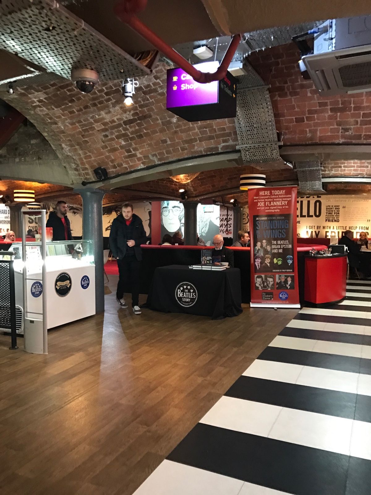 「マジカルミステリーツアー」に参加。
「ビートルズストーリー」観覧付き。...