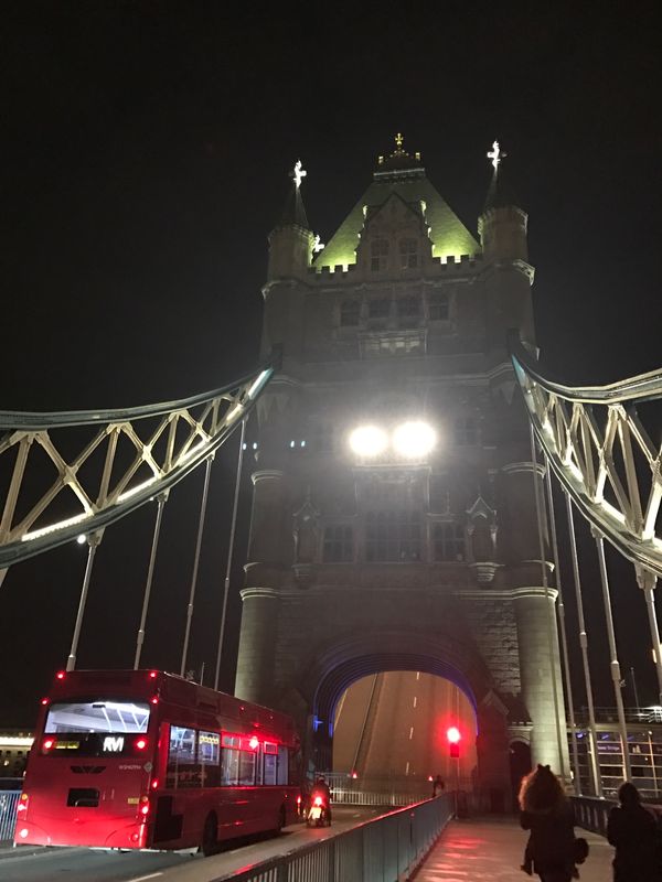 イギリス(英国)・ロンドン、リバプール「ロック聖地巡礼」の写真:タワーブリッヂ周辺
ちょうど跳ね橋が上...