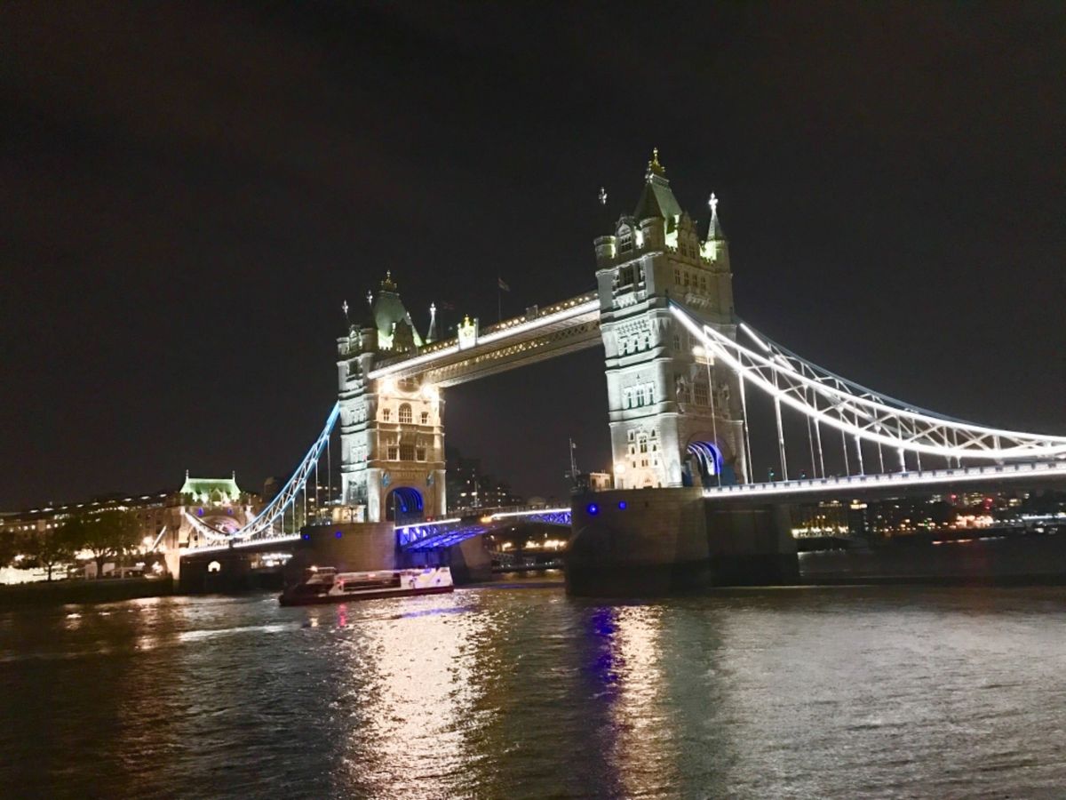 タワーブリッヂ周辺
ちょうど跳ね橋が上がる瞬間に遭遇してラッキー。