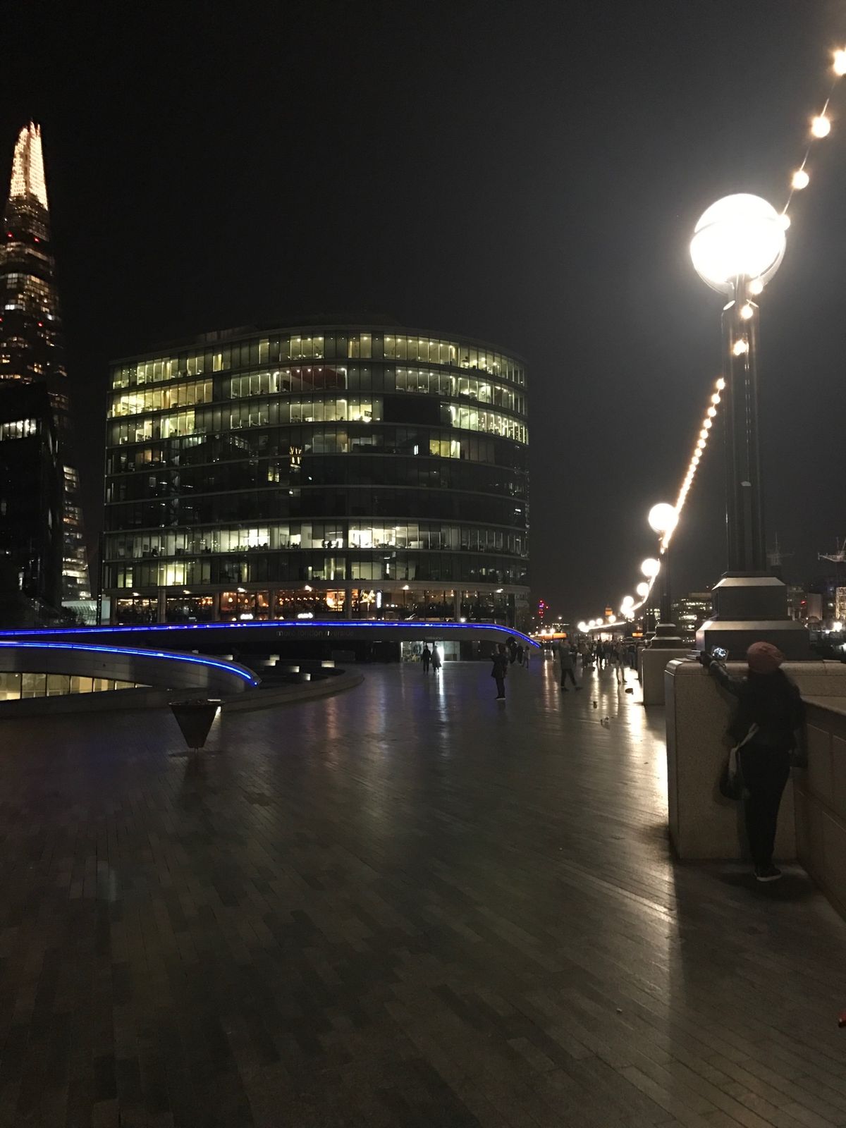 タワーブリッヂ周辺
ちょうど跳ね橋が上がる瞬間に遭遇してラッキー。