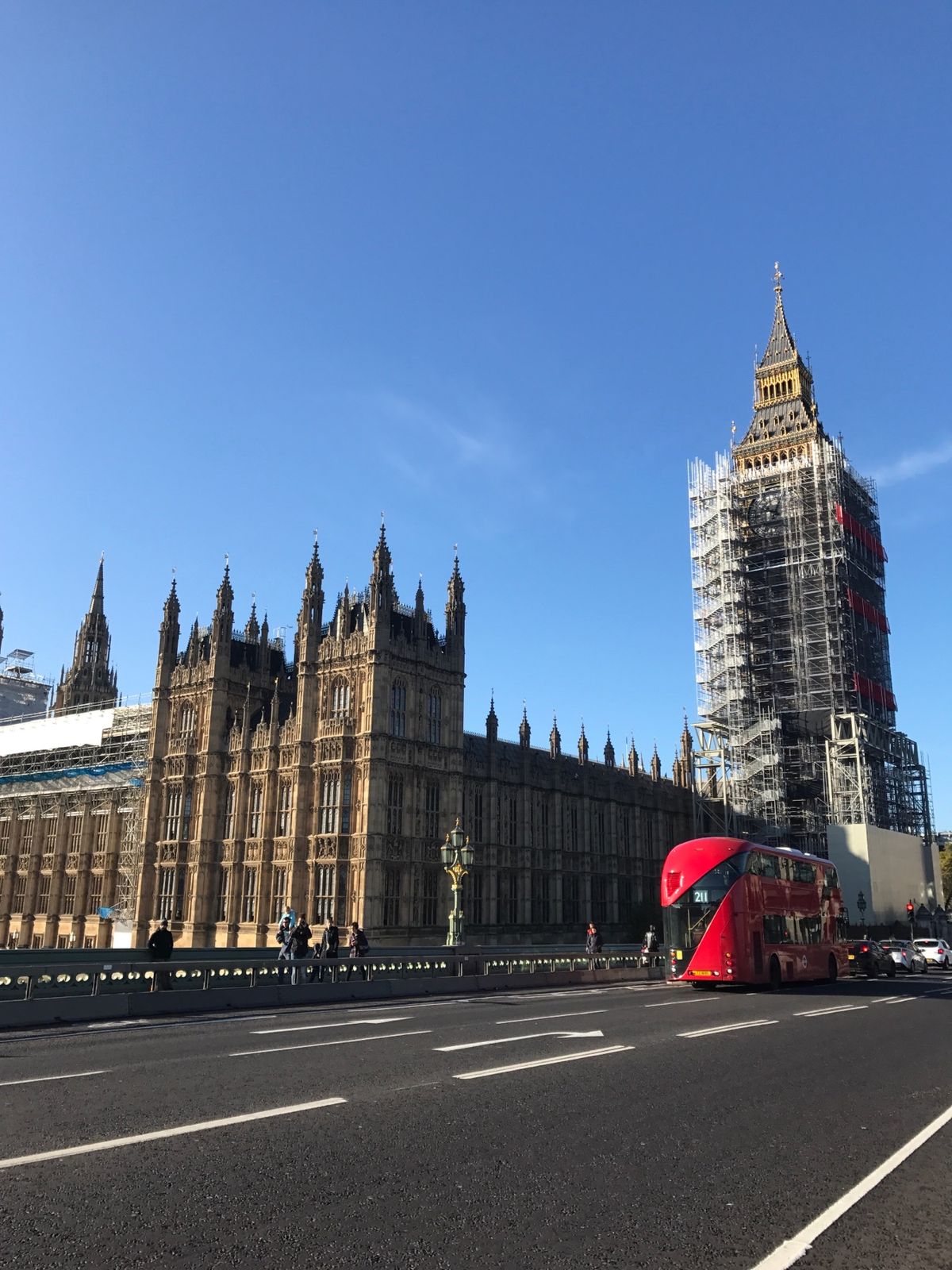 昼間のビッグベン周辺。
ロンドンバスや赤いテレフォンボックスと、ロンドン...