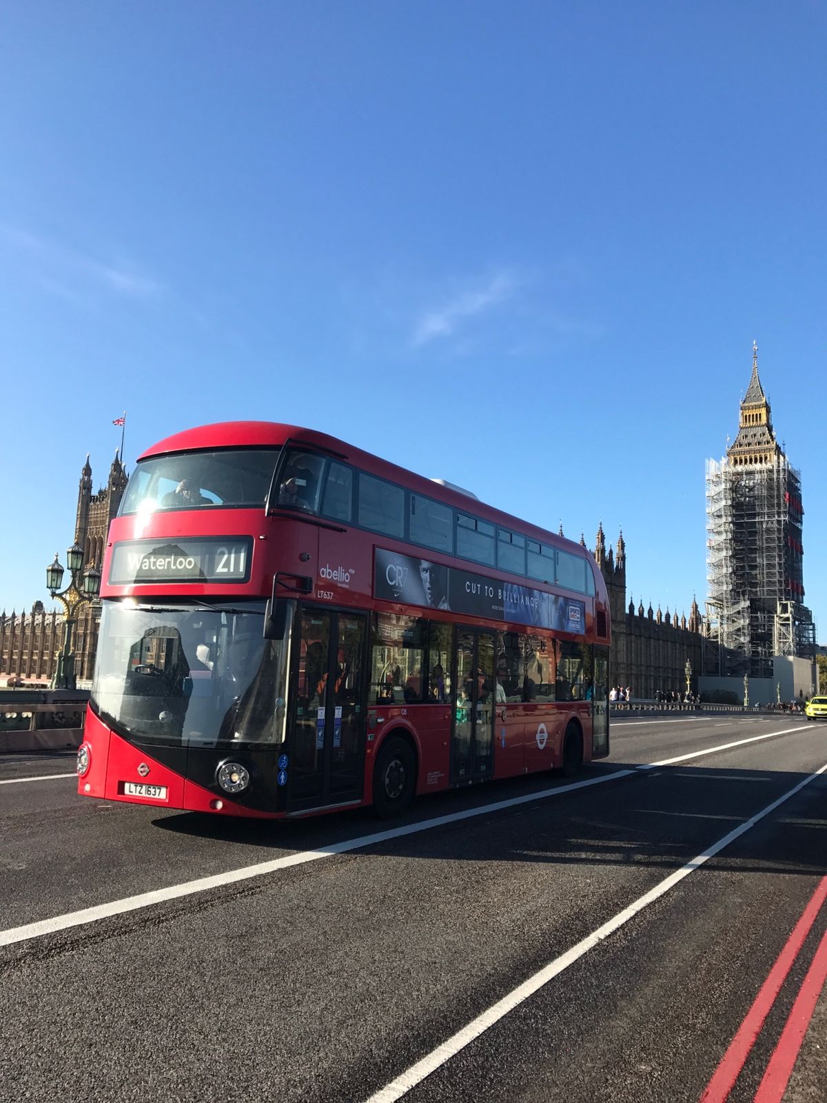 昼間のビッグベン周辺。
ロンドンバスや赤いテレフォンボックスと、ロンドン...