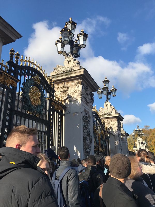 イギリス(英国)・ロンドン、リバプール「ロック聖地巡礼」の写真:バッキンガム宮殿の衛兵交代式の時間に、ち...