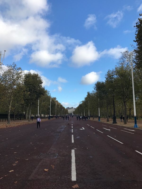 イギリス(英国)・ロンドン、リバプール「ロック聖地巡礼」の写真:ザ・マルからトラファルガー広場へ。
三...