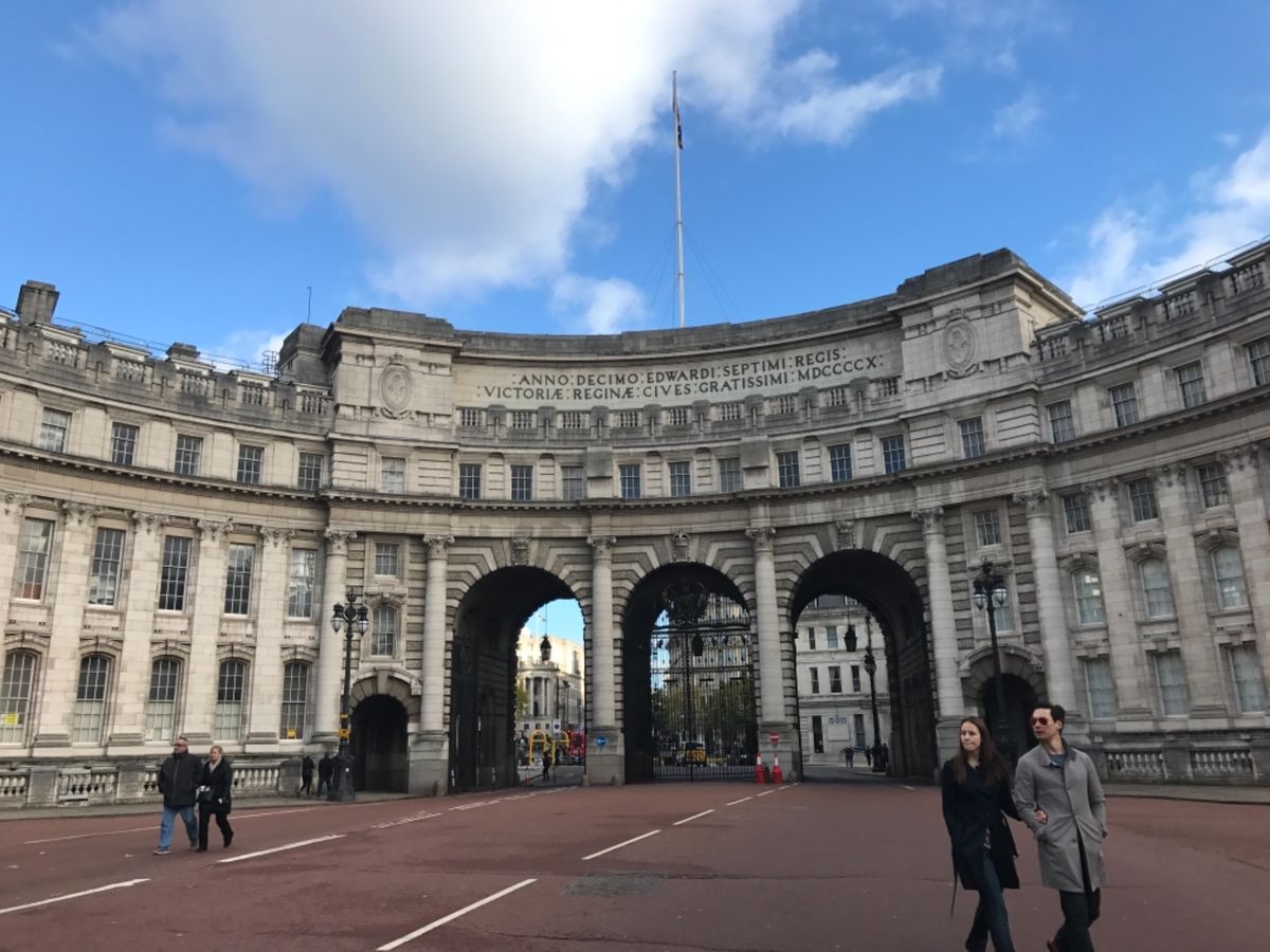 ザ・マルからトラファルガー広場へ。
三越のモデルのライオン像はかなり大き...