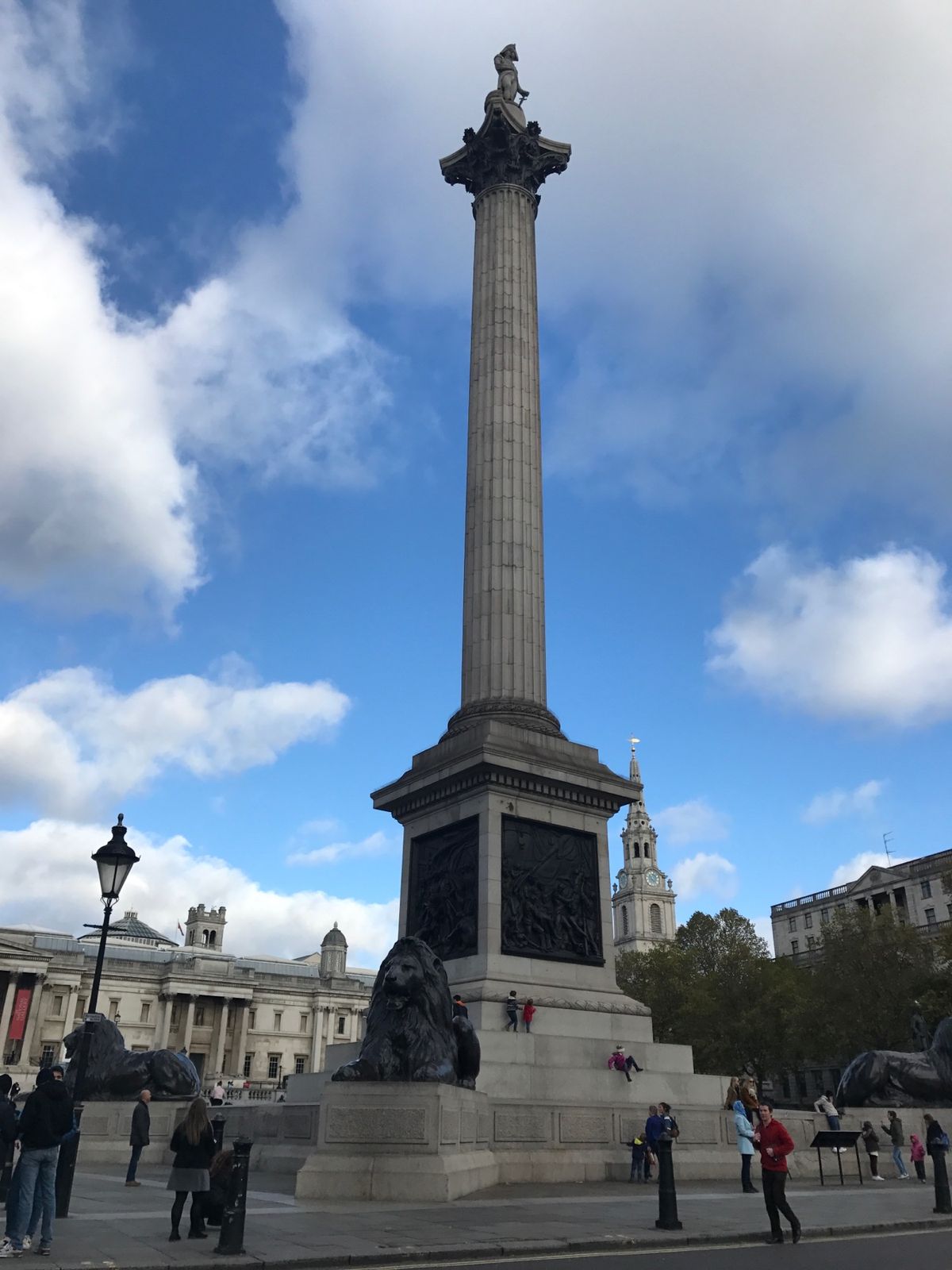 ザ・マルからトラファルガー広場へ。
三越のモデルのライオン像はかなり大き...