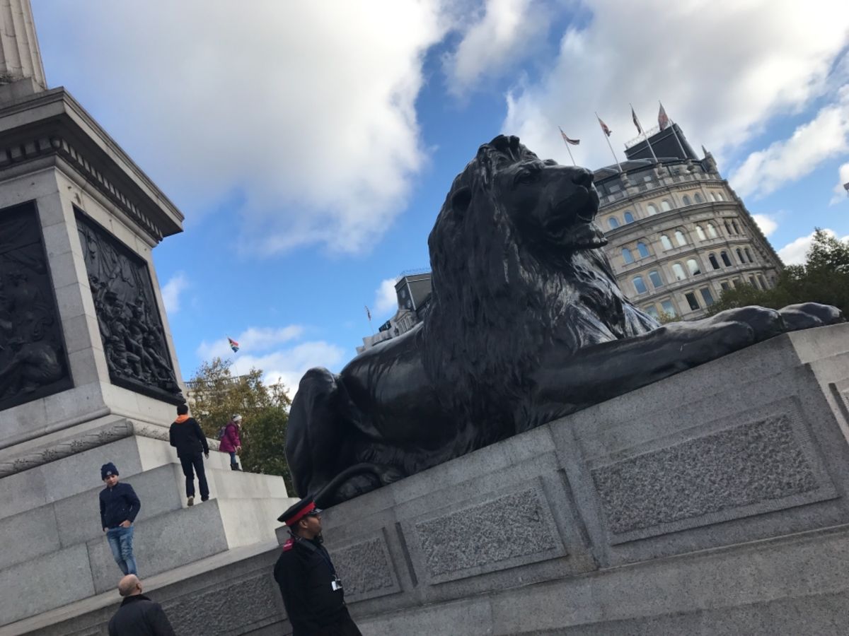 ザ・マルからトラファルガー広場へ。
三越のモデルのライオン像はかなり大き...