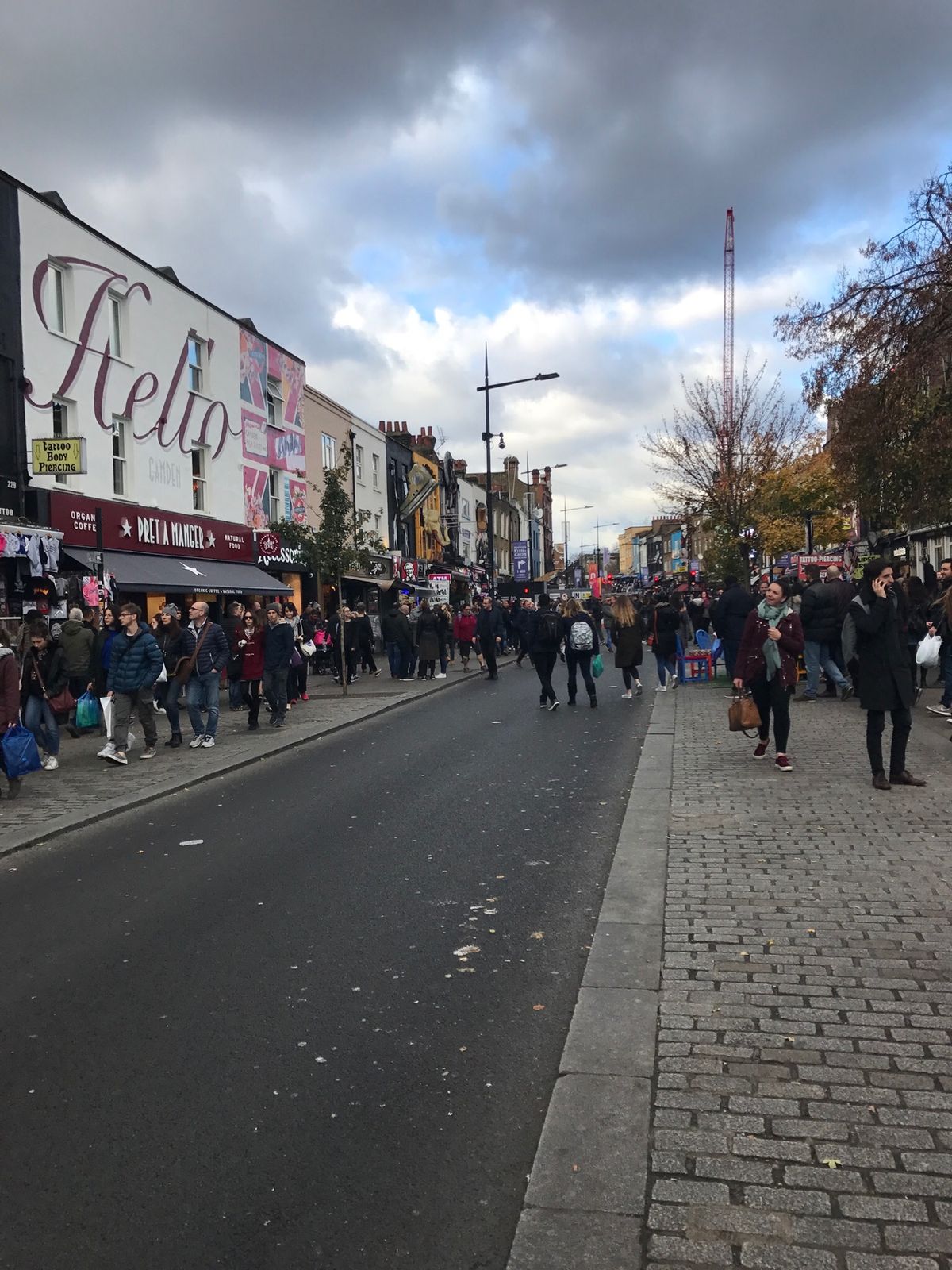 カムデンロックマーケット
町並みは面白いけど、売ってるものはアメ横みたい...