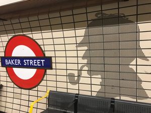 地下鉄駅も多分にアート。